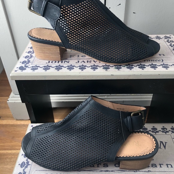 RESTRICTED … black sandals - Picture 16 of 16